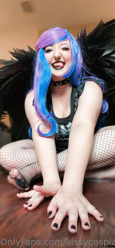 Do I smile too much to be a convincing goth? 🤔 I just wanna ..
