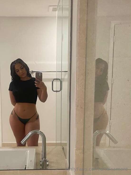 hot mirror selfie that'll drive you wild 😋