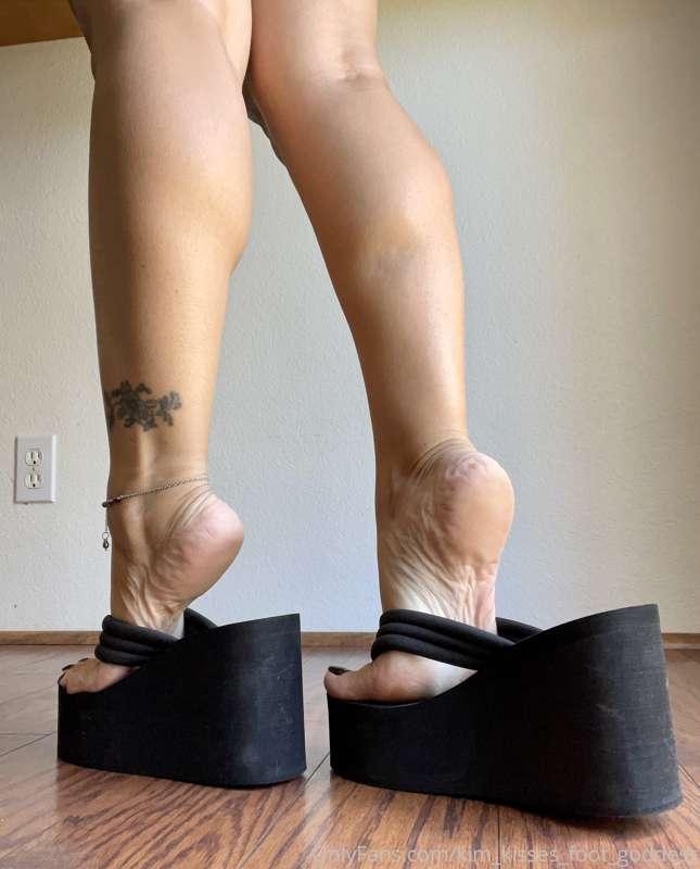 kim_kisses_foot_goddess image #0