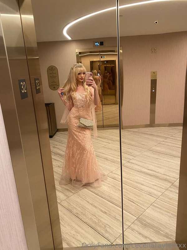 My avn red carpet dress💗💗 go get tons of pics from my daily ..