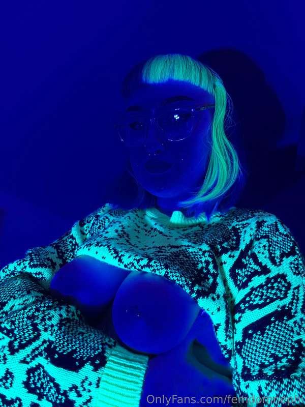 I wanna fuck under blue light 😈
