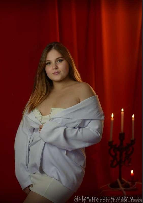 This pretty babe @lunaauraaa is crazy about how you can poss..