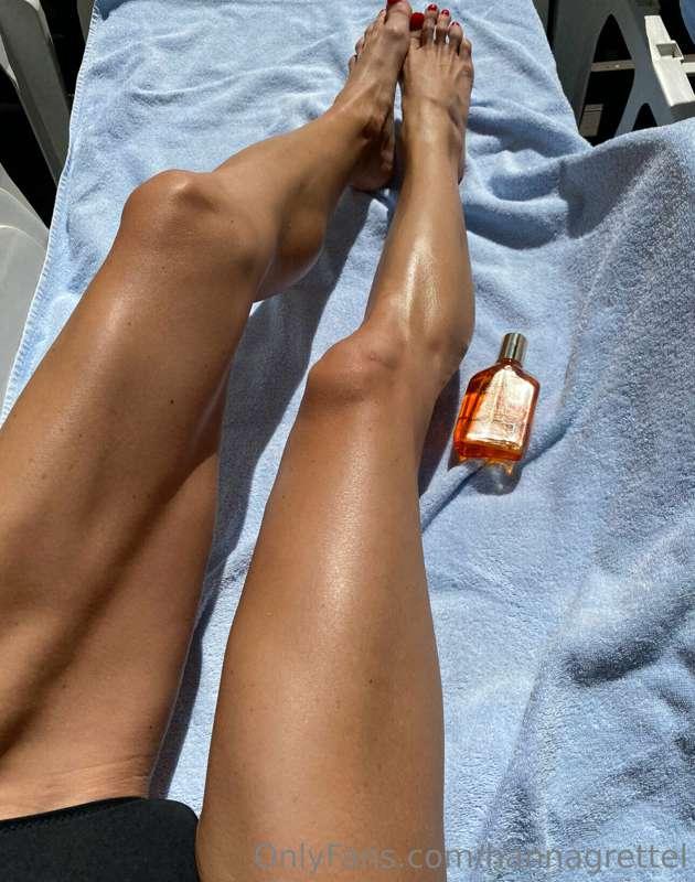 Love sunbathing & love my legs😎