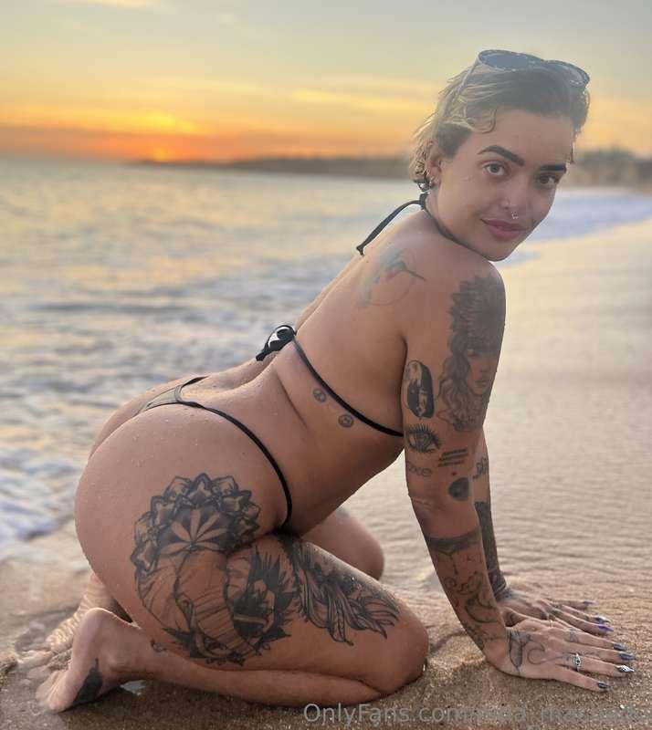 Ocean breeze and sandy knees 🌊🌞