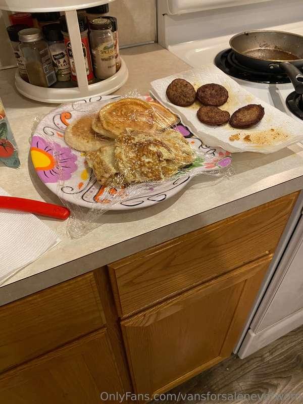 Made “McMuffins” for dinner 🖤 don’t hate on how ugly they lo..