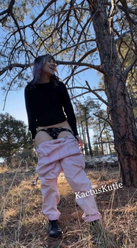 pulling my overalls + panties down for a nice outdoor pee 🌲💦✨

#outdoorpee #peeoutside #peeinnature #naturepee #altgirl #outdoors #ass #pee #piss #pipi