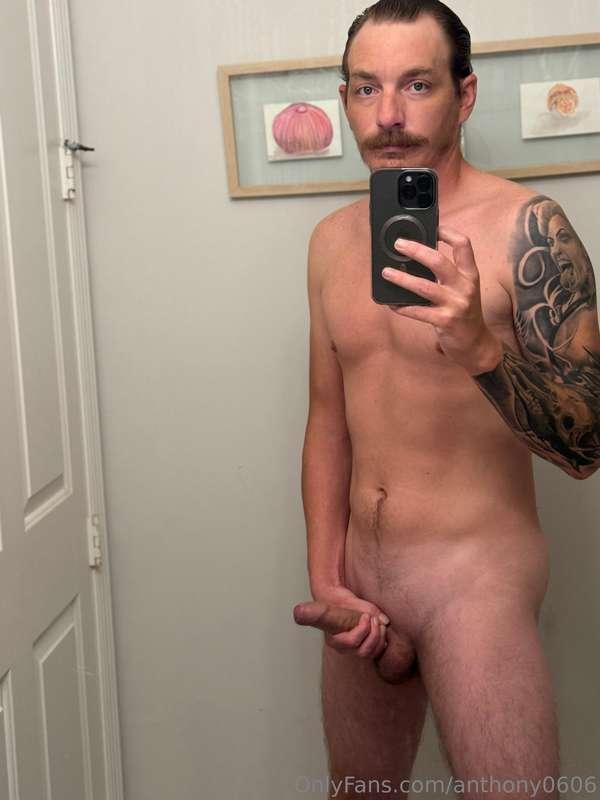 Which do we like more mirror selfie or no mirror? 