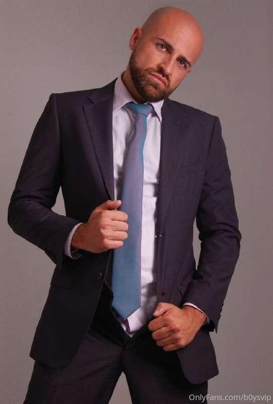Quite a gentleman, with a nice suit .... 🥰🤪😋💕 Todo un caball..