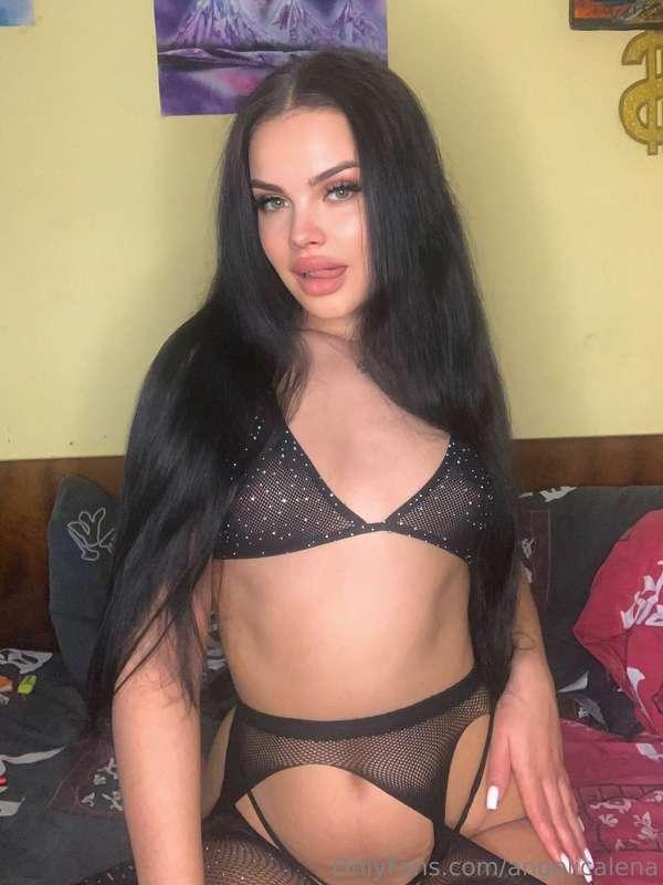 **Dressed to impress in all black** 🤭🖤