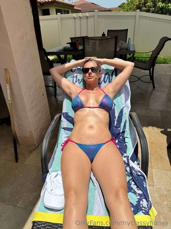 Sun-kissed while relaxing by the pool today 🥰Mhmmmm 