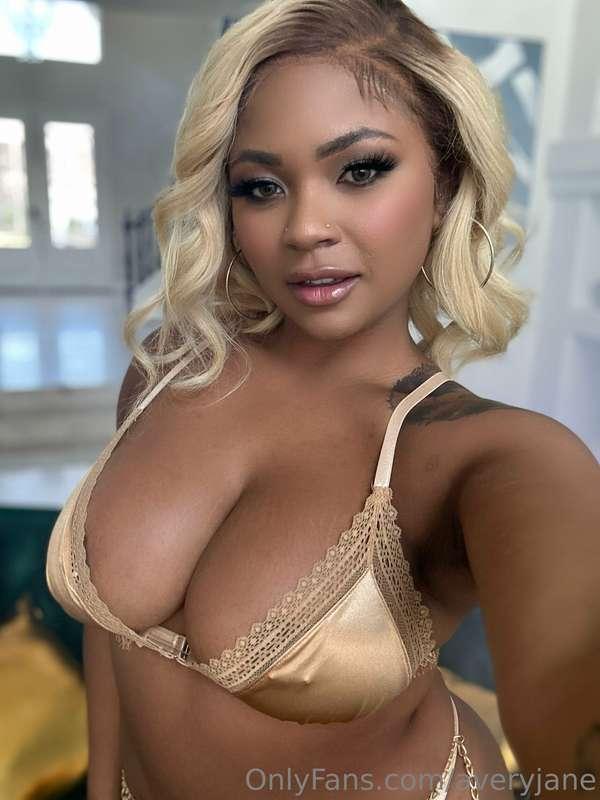 Feeling beautiful in gold ✨