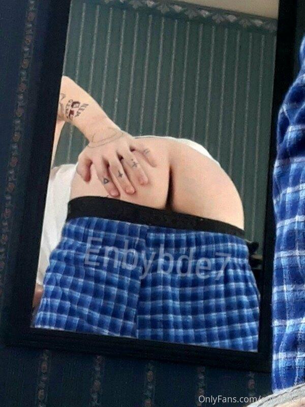 Smoll butts are cute, RIGHT?!?!
