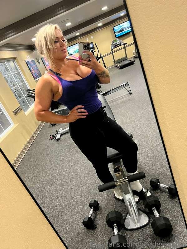 Check your DMs to see 👀 my post gym pumps after some heavy a..