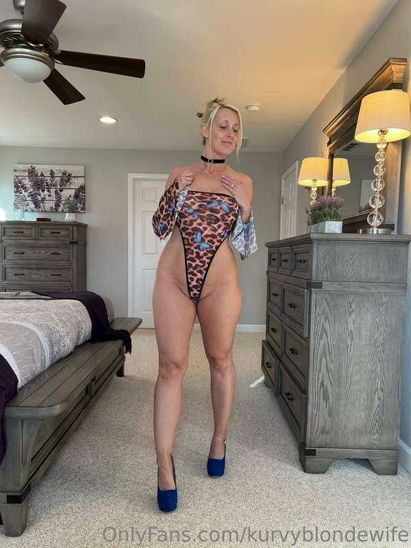 kurvyblondewife image #6