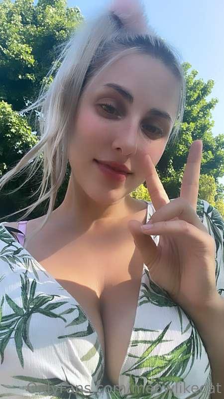 DM me! 
Free chat for the next bit! 🥰👍
Let’s talk 💚💚