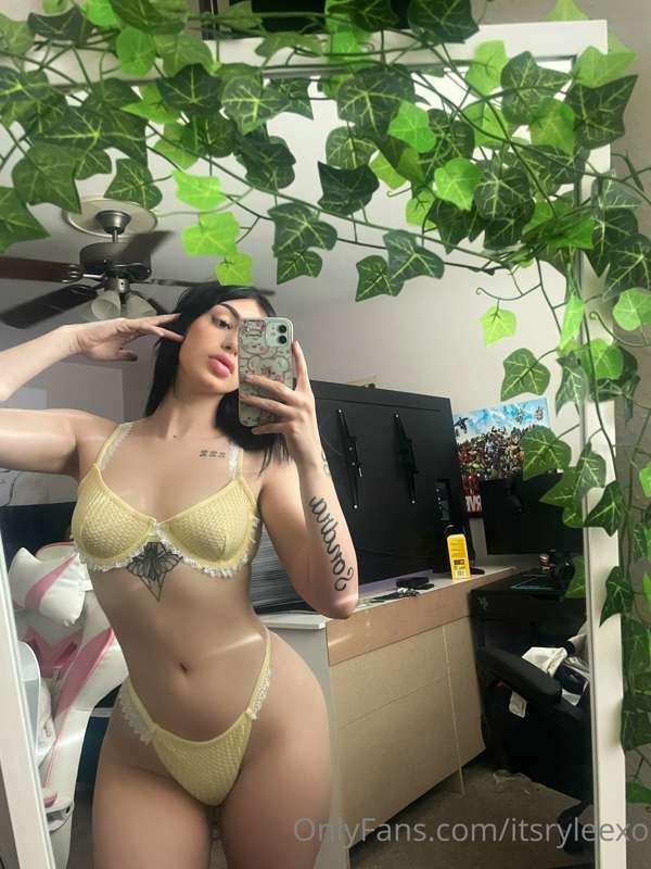 DM me & let's get naughty baby 😜
