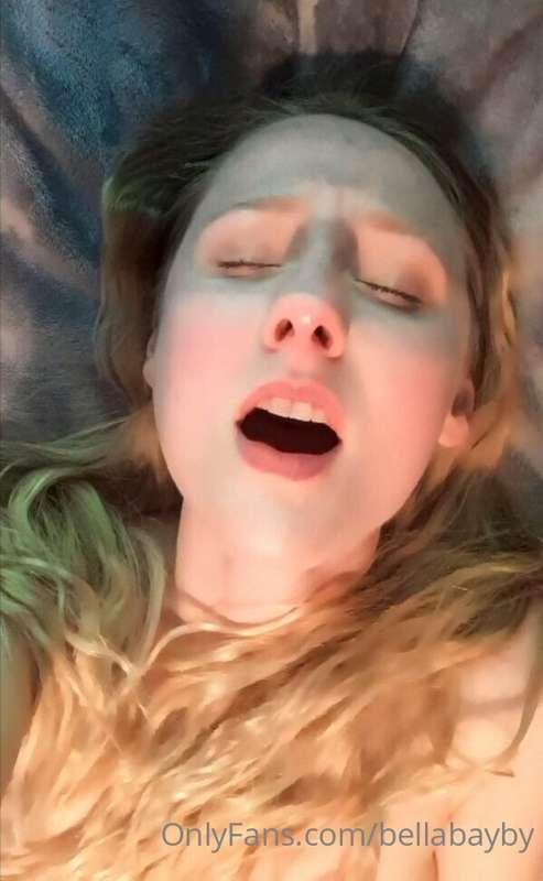 Wanna watch me moan in pleasure as I get eaten out for 3 min..