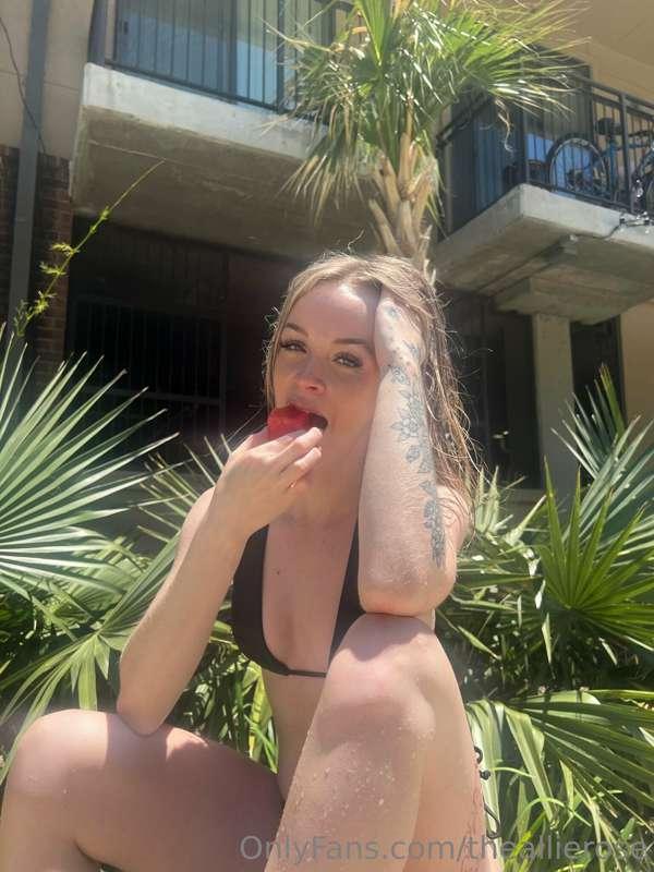 That's how you get welcome in paradise 🥵