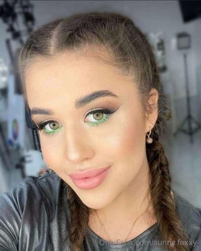 Hi! come play with me @bustyyyyy 💋 don’t be shy, because I’m..