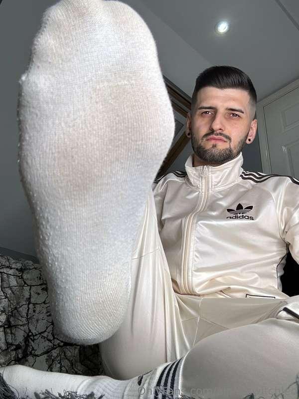 Get mine and weak and goon out to my sweaty white socks 😈😈