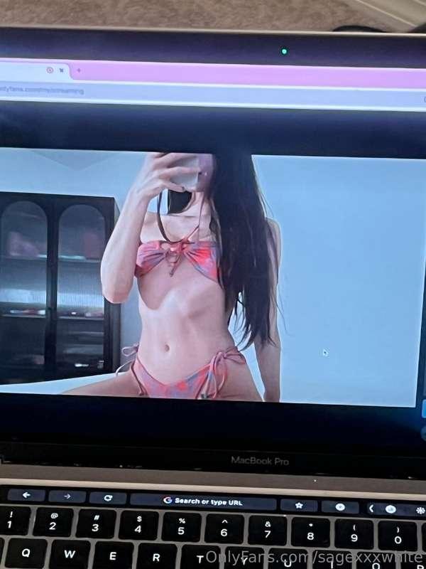 I’m live rn let’s play baby! 