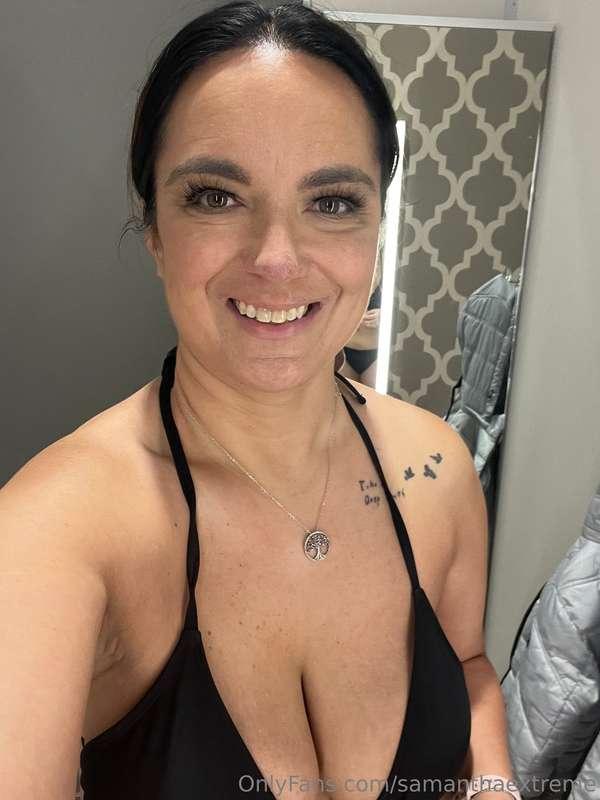 Good morning😘. This slutty Hotwife is getting ready for a fe..