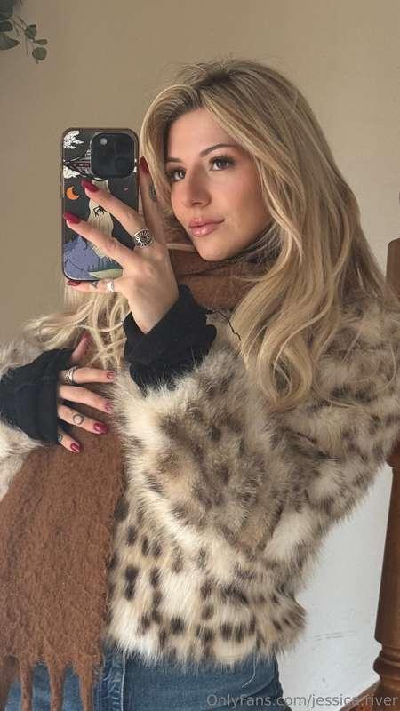 do you agree i look good in my fur outfit? 🤭