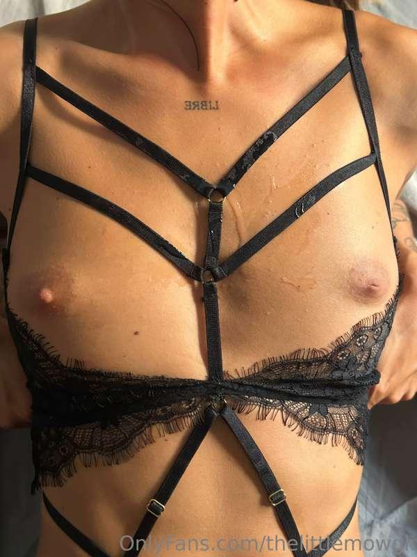 La mañana ha empezado con mamada y corrida en mis tetas. Com..