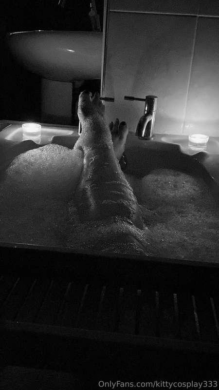 Cheeky Friday night bath for myself 💋