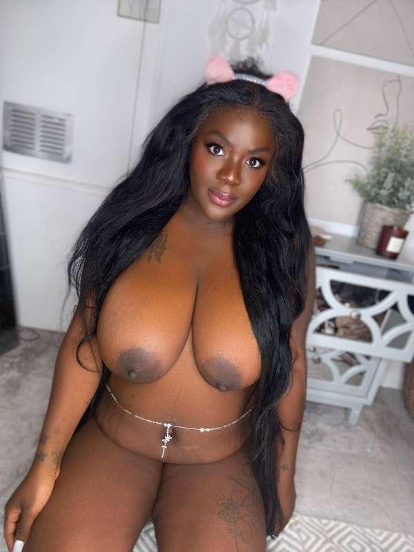 **Want to spend the day naked with me?**

Comment below ⬇️🎀