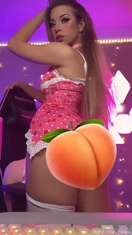 Good morning here’s some gamer gurl peach 🍑 my booty peeking..