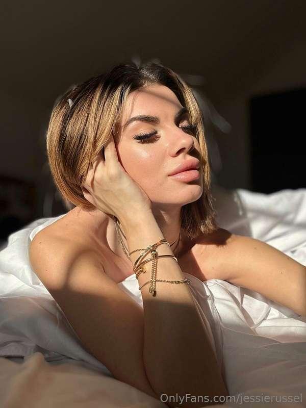 Do you think I'm pretty? Feel free to drop a tip from 1-10 t..