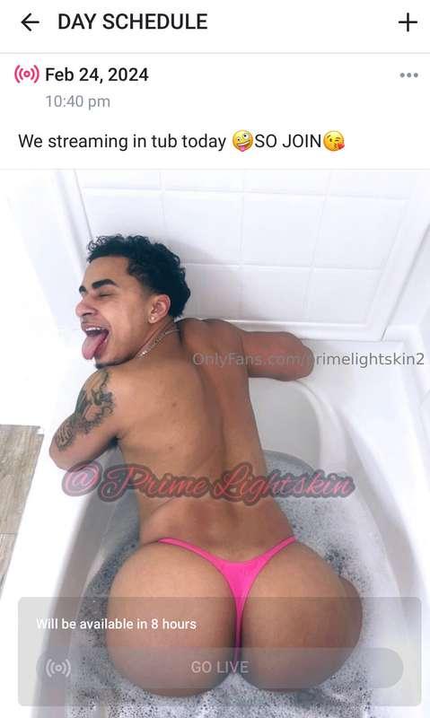 WE GOING LIVE IN THE TUB ON MY VIP PAGE GO SUB💦💦