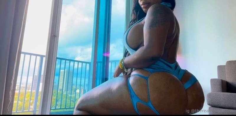 DM me when you see this 🖤