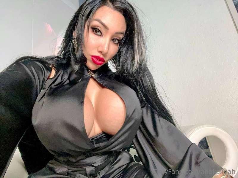So powerful and sexy 🖤 👑