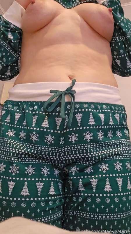 Showing off underboob and granny panties under my pjs. Hope you like how it bounces.
#panties #pjs #booty #underboob #boobs #bounce #assshake #grannypanties #fullbacks