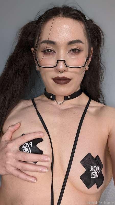 What if your goth girlfriend sent you selfies like this? 