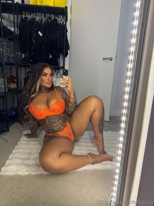 Slide my nickers to the side and eat my creamy pussy 🍑