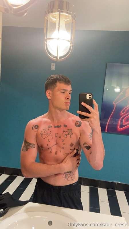 Sun burnt😳 come rub some aloe on me😏