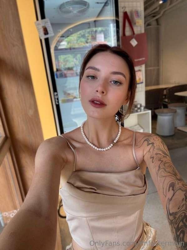 Sat in a random cafe feelin kinda ✨pretty✨ and kinda powerfu..