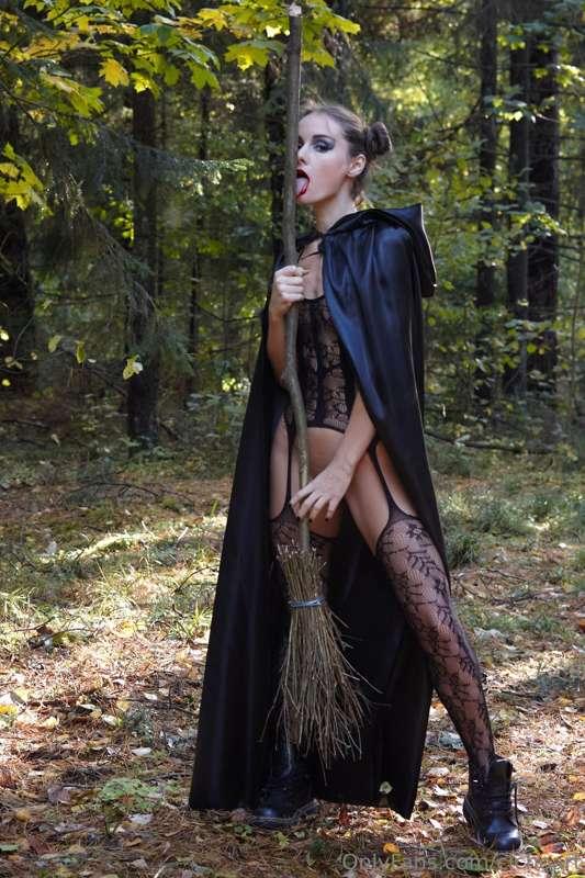 Witch 🎃 ♠️ I want to share my very first photoshoot for OF☺️..