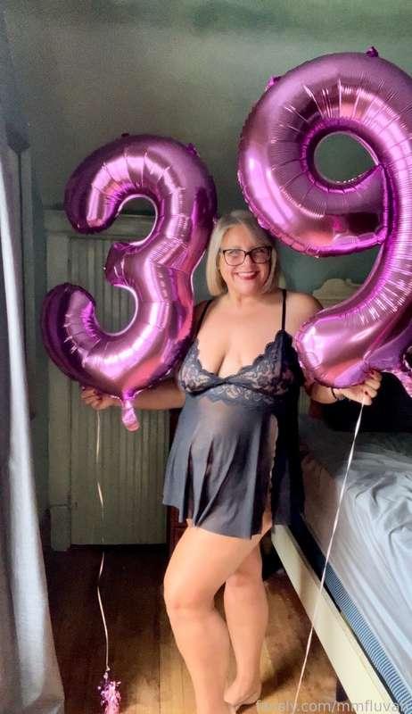 Check your DMs! One of you just got a message with a free YEAR subscription! 

#birthday #lingerie #free #goodgirl #bbw #redlips #cougar #milf #mom #foryou