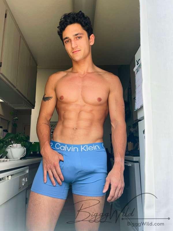 Some bulge to start your week off right😎