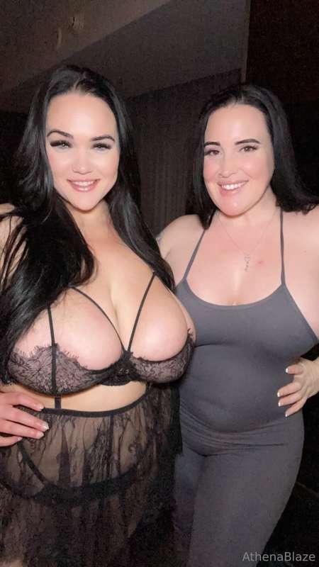 My naughty sis is here tonight. Who wants to play with us? 🫦..