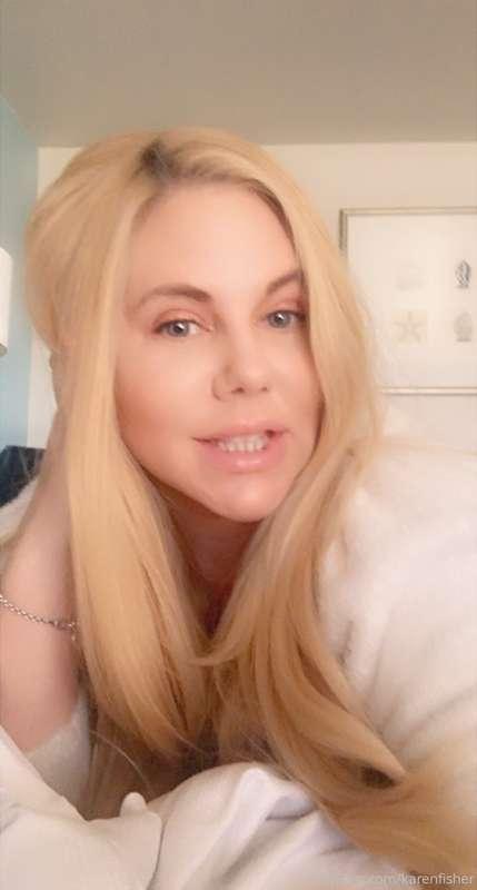 Happy Saturday! Feeling snuggly in this sweater weather. See..