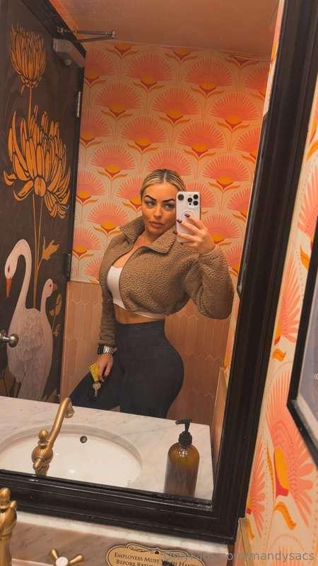 booty be POPPING 🤪 check your messages for closer (and BARE)..