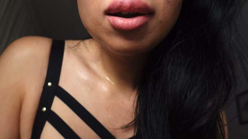 Giantess finds you in her bedroom and start kissing you