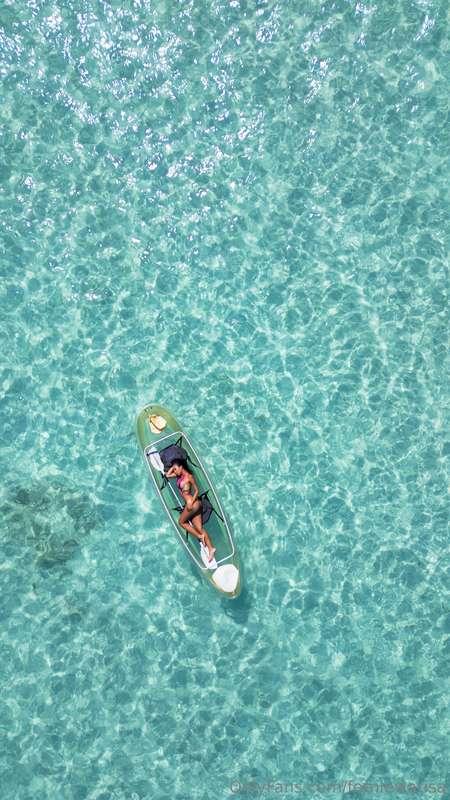 Would you like to be stranded on an island with me bby!?☀️🌊 