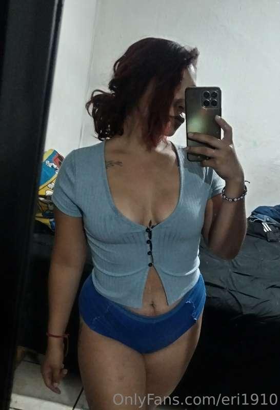 Mi color favorito el azul 💙💦 cuéntame... Que te hace erizar ..