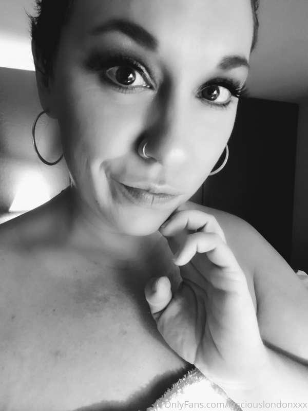 Making content all day!!! Get your orders in!!! 💋